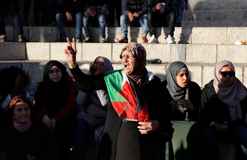 Palestinians protest outside Damascus Gate in Jerusalem's Old City on December 11, 2017 following US President Donald Trump's recognition of Jerusalem as Israel's capital.  / AFP PHOTO / AHMAD GHARABLI