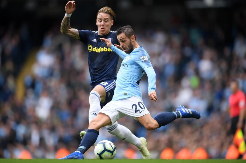 MANCHESTER, ENGLAND - SEPTEMBER 15: Stefan Johansen of Fulham and Bernardo Silva of Manchester City battle for the ball during the Premier League match between Manchester City and Fulham FC at Etihad Stadium on September 15, 2018 in Manchester, United Kingdom.  (Photo by Laurence Griffiths/Getty Images)