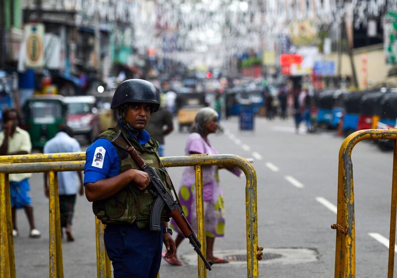 A Sri Lankan soldier stands guard outside St. Anthony's Shrine in Colombo on April 30, 2019, a week after a series of bomb blasts targeting churches and luxury hotels on Easter Sunday.   Religious tensions and a government ban on covering the face since the Easter Sunday suicide attacks have forced conservative Muslim women in Sri Lanka to shun veils, head scarves and long robes in public. / AFP / ISHARA S. KODIKARA
