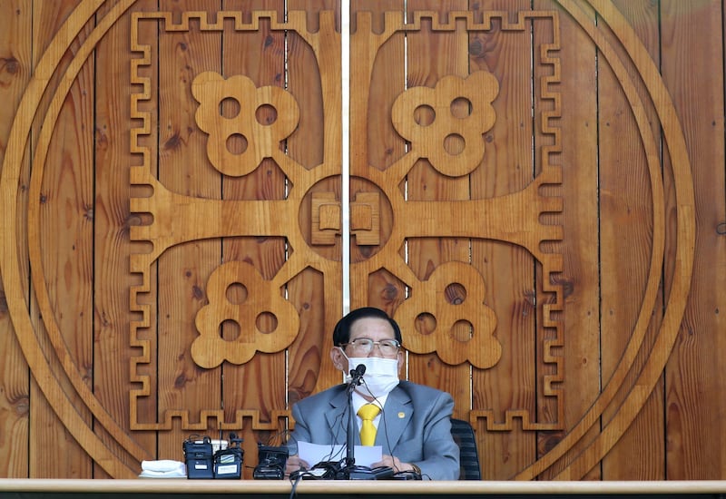 Lee Man-hee, leader of the Shincheonji Church of Jesus, speaks during a press conference at a facility of the church in Gapyeong on March 2, 2020. - The leader of a South Korean sect linked to more than half the country's 4,000-plus coronavirus cases apologised on March 2 for the spread of the disease. (Photo by - / POOL / AFP)