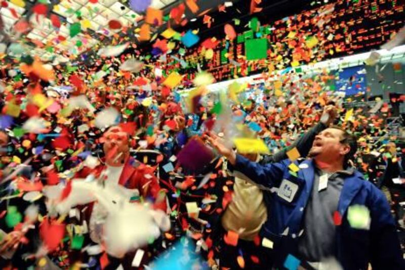 epa01977604 Traders in the eurodollar options pit celebrate the end of the year as confetti drops over the trading floor of the CME Group in Chicago, Illinois, USA, 31 December 2009. Markets ended up for the year as the economy emerges from one of the worst recessions in history.  EPA/TANNEN MAURY *** Local Caption ***  01977604.jpg