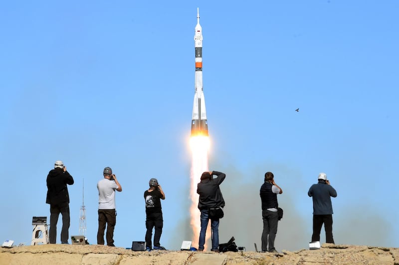 Photographers take pictures as Russia's Soyuz MS-10 spacecraft carrying the members of the International Space Station (ISS) expedition 57/58, Russian cosmonaut Alexey Ovchinin and NASA astronaut Nick Hague, blasts off to the ISS from the launch pad at the Russian-leased Baikonur cosmodrome in Baikonur on October 11, 2018.  / AFP / Kirill KUDRYAVTSEV
