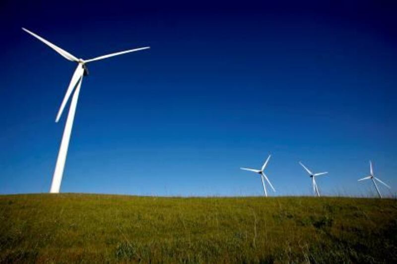 Vestas Wind Systems A/S 415-foot-tall wind turbines operate at the Sacramento Municipal Utility District (SMUD) 102 megawatt wind farm in Rio Vista, California, U.S., on Wednesday, March 10, 2010. The wind turbines, which are 100 feet taller than the Statue of Liberty, have blades with a wingspan as long as the length of a football field. Wind power accounts for 2 percent of U.S. electricity generation and is ahead of schedule to meet a target of 20 percent by 2030, according to the Washington-based American Wind Energy Association trade group. Photographer: Ken James/Bloomberg *** Local Caption ***  647437.jpg