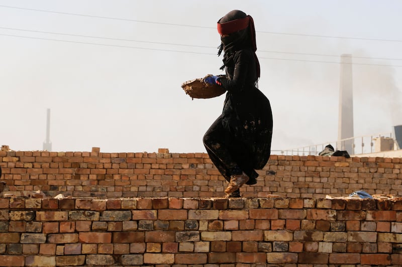 A labourer works at a brick factory construction site in the town of Nahrawan near Baghdad, Iraq, March 8, 2022.   REUTERS / Ahmed Saad