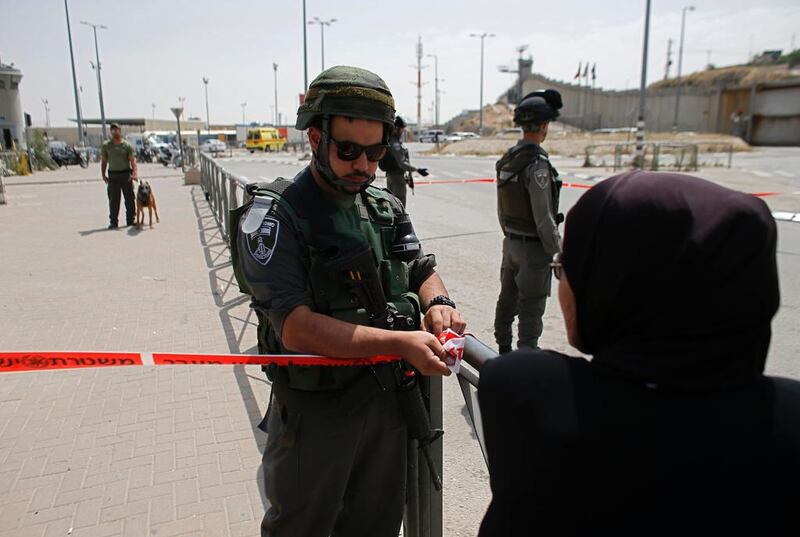 Israeli security forces section off part of the Qalandia checkpoint between Jerusalem and Ramallah in the Israeli occupied West Bank after Israeli police shot dead two Palestinians at the crossing on April 27, 2016

 / AFP / AHMAD GHARABLI

