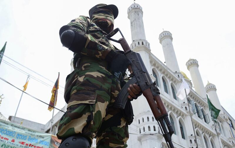 A Sri Lankan security personnel stands guard outside a mosque in Colombo on May 17, 2019. Sri Lanka's minority Muslims attended Friday prayers on May 17 as heavily armed troops and police guarded all mosques, including those badly vandalised in riots in the wake of the Easter terror attacks.
 / AFP / LAKRUWAN WANNIARACHCHI
