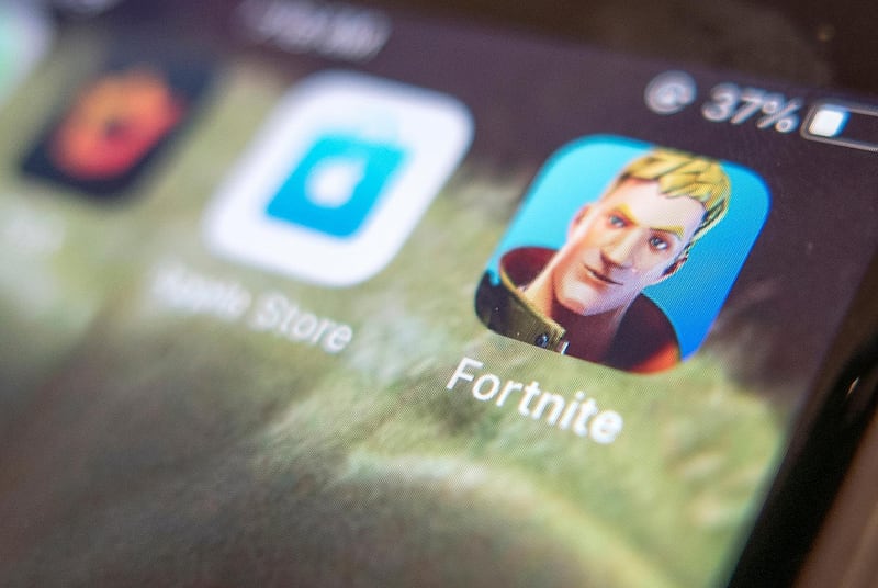 epa08621917 The Fortnite app icon displayed on an iPhone in Miami, Florida, USA, 24 August 2020. US tech giant Apple and game developer Epic Games are in a dispute over the distribution of income from in-app purchases of the game Fortnite.  EPA/CRISTOBAL HERRERA-ULASHKEVICH
