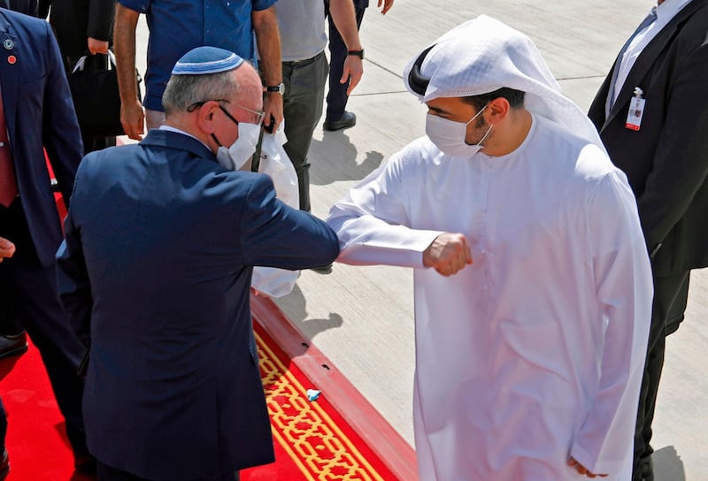 Israeli National Security Advisor Meir Ben-Shabbat elbow bumps with an Emirati official ahead of boarding the plane before leaving Abu Dhabi, United Arab Emirates September 1, 2020. REUTERS/Nir Elias/Pool   / AFP / POOL / NIR ELIAS

