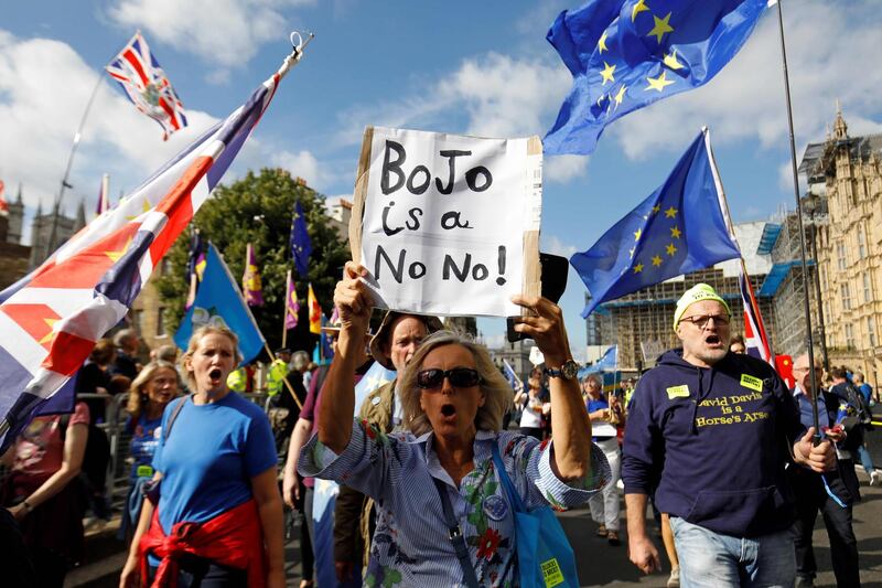 Anti-Brexit activists, and demonstrators opposing the British government's actions in relation to the handling of Brexit, protest outside the Houses of Parliament in central London on September 3, 2019. The fate of Brexit hung in the balance on Tuesday as parliament prepared for an explosive showdown with Prime Minister Boris Johnson's that could end in a snap election. Members of Johnson's own Conservative party, including Philip Hammond, are preparing to join opposition lawmakers in a vote to try to force a delay to Britain's exit from the European Union if he cannot secure a divorce deal with Brussels in the next few weeks. / AFP / Tolga AKMEN
