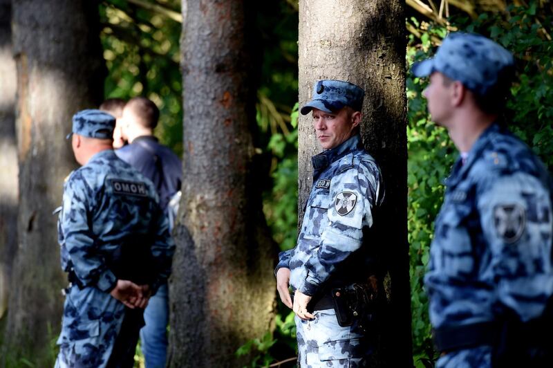 Russians security forces stand guard outside the England football team hotel in Repino, Russia, on June 12, 2018, ahead of the Russia 2018 World Cup football tournament. / AFP / Paul ELLIS
