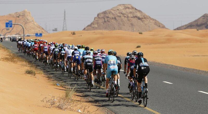 epa05140968 The pack is on the way on the road leading to the Gulf emirate of Fujairah during the first stage of the Dubai Tour 2016 cycling race in Dubai, United Arab Emirates, 03 February 2016.  EPA/ALI HAIDER