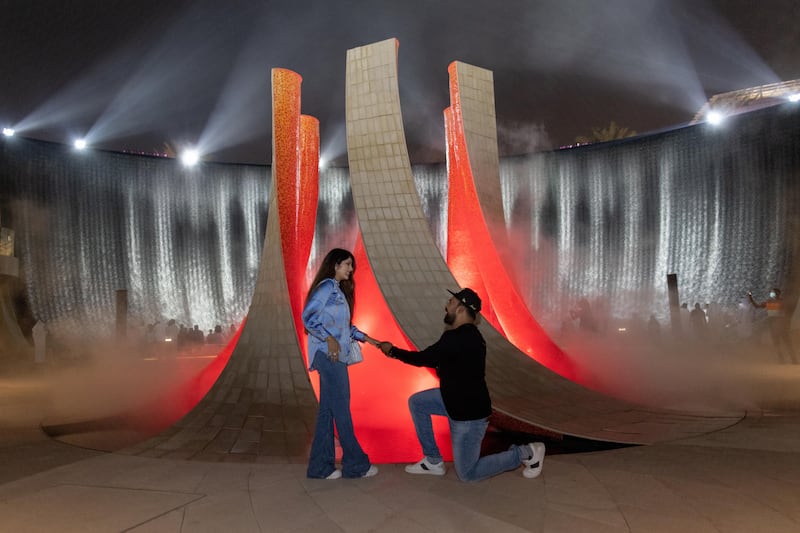 Junaid Mohammed proposes to Hiba Zubair at the Water Feature. Photo: Expo 2020 Dubai