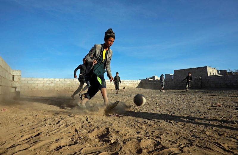 epa08036082 Young Yemenis take part in a football match during sunset at a neighborhood in Sanaa, Yemen, 30 November 2019. The nation?al league of war-ridden Yemen has been suspended since 2015 due to ongoing conflict in the Arab country but football matches are being played by young people in neighborhoods.  EPA/YAHYA ARHAB