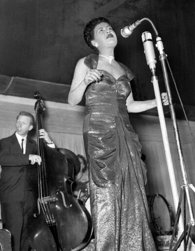 ARCHIV - Die legendäre amerikanische Jazzsängerin Billie Holiday während ihres Auftritts in der Hamburger Ernst-Merck-Halle im Jahr 1954. Sie wurde am 7. April 1915 in Baltimore geboren und ist am 17. Juli 1959 in New York gestorben. Photo by: Rohwedder/picture-alliance/dpa/AP Images