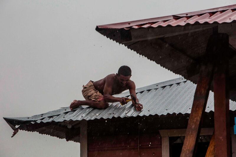 A man secures the roof of his house in Bilwi, Puerto Cabezas. AFP