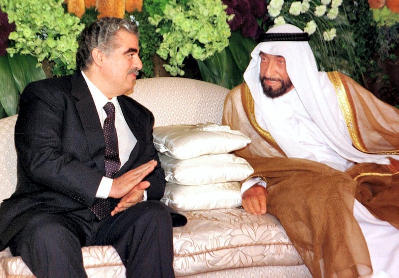 United Arab Emirates President  Sheikh Zayed ibn Sultan al-Nahyan (L) meet former Lebanese Prime Minister Rafic Hariri in Dubai 17 March 1999. Hariri in Dubai for a three day official visit. (Photo by RABIH MOGHRABI / AFP)