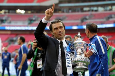 epa06751077 Chelsea manager Antonio Conte lifts the trophy after winning the FA Cup final match Chelsea vs Manchester United at Wembley stadium, London, Britain, 19 May 2018.  EPA/SEAN DEMPSEY