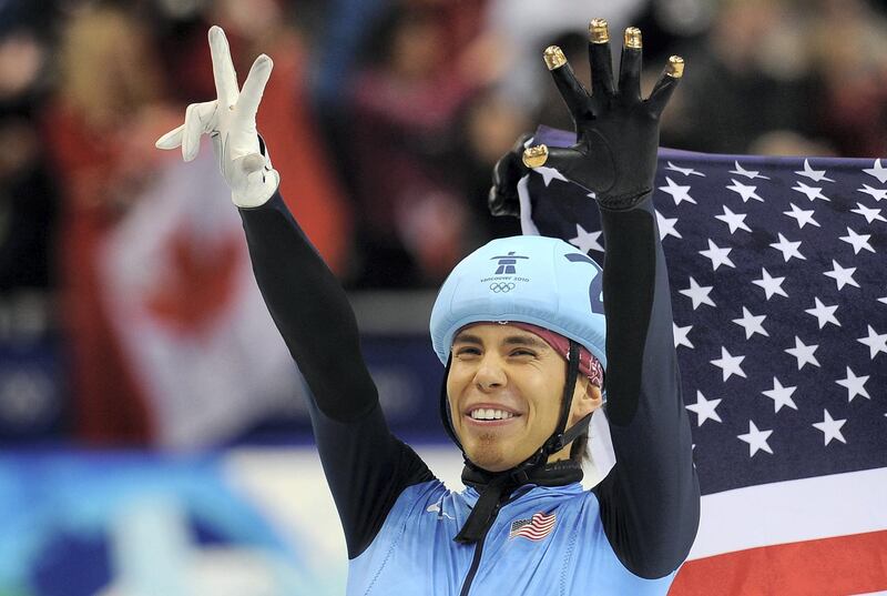 Bronze medallist, US Apolo Anton Ohno, shows the number 8 as he celebrates his eighth Olympic medal  at the end of the Men's 5000 m relay short-track final at the Pacific Coliseum in Vancouver, during the 2010 Winter Olympics on February 26, 2010.    AFP PHOTO / ROBYN BECK (Photo by ROBYN BECK / AFP)