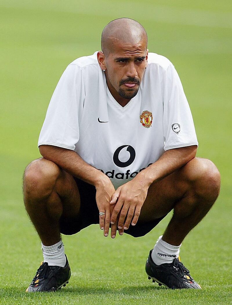 Argentinian Juan Sebastian Veron of Manchester Utd rests during training ahead of the  Champions World Series game between Manchester United and Juventus 30 July 2003 at The Rutgers Stadium in New Jersey, New York. (Laurence Griffiths/Getty Images/AFP)  FOR NEWSPAPER AND TV USE ONLY
