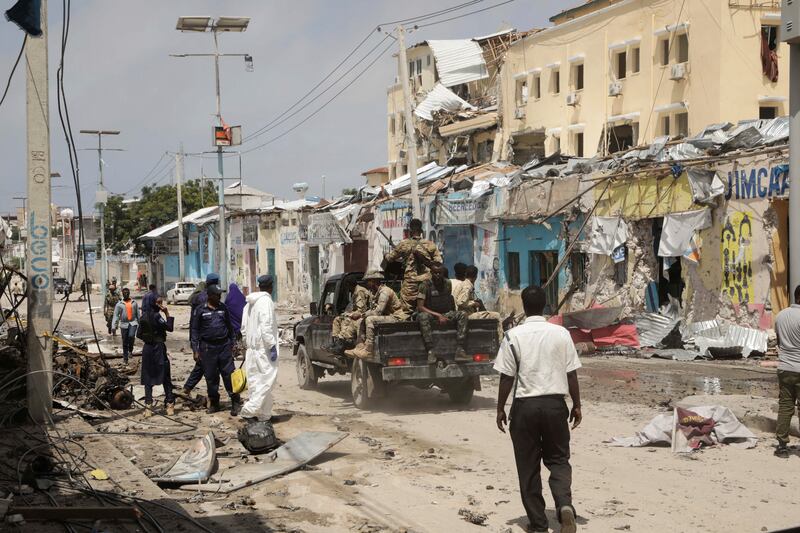 Police and military officials comb the scene of an al Qaeda-linked al Shabaab group militant attack, in Mogadishu, Somalia August 21, 2022.  REUTERS / Feisal Omar