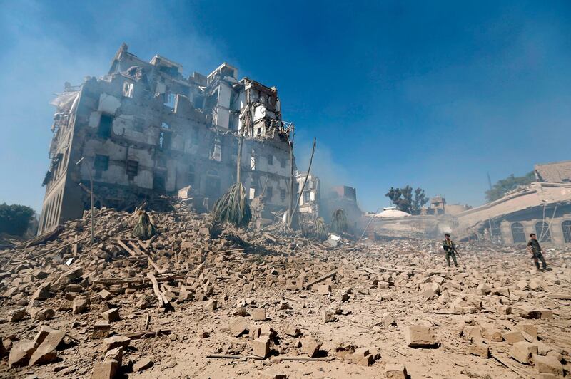 Huthi rebel fighters inspect the damage after a reported air strike carried out by the Saudi-led coalition targeted the presidential palace in the Yemeni capital Sanaa on December 5, 2017.
Saudi-led warplanes pounded the rebel-held capital before dawn after the rebels killed former president Ali Abdullah Saleh as he fled the city following the collapse of their uneasy alliance, residents said. / AFP PHOTO