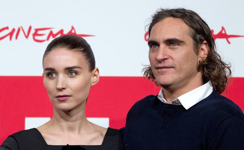 epa03943973 US actress/cast member Rooney Mara (L) and compatriot actor/cast member Joaquin Phoenix (R) pose during the photocall for the movie 'Her' at the 8th annual Rome Film Festival, in Rome, Italy, 10 November 2013. The movie is presented in the official competition at the festival that runs from 08 to 17 November.  EPA/CLAUDIO PERI
