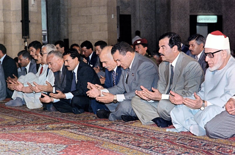 From R to L: Grand Sheik of Al-Azhar, Iraqi President Saddam Hussein, Egyptian President Hosni Mubarak, Jordanian King Hussein and North Yemeni President Ali Abdullah Saleh attend the Friday islamic noon prayer, on June 16, 1989 during the Arab Cooperation Council in Alexandria, Egypt. (Photo by Mike NELSON / AFP)