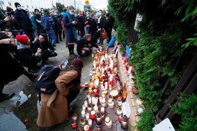 Warsaw residents place candles before the national Border Guards headquarters in a sign of mourning for four migrants found dead along the border between Poland and Belarus. AP / Czarek Sokolowski