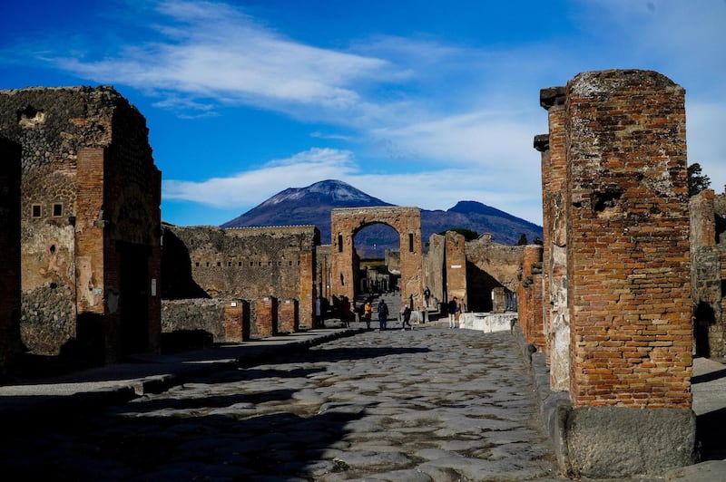 epa08194956 The first snow on Vesuvius volcano is seen from the ruins of the archaeological site of Pompeii, near Naples, Italy, 05 February 2020.  EPA-EFE/CESARE ABBATE