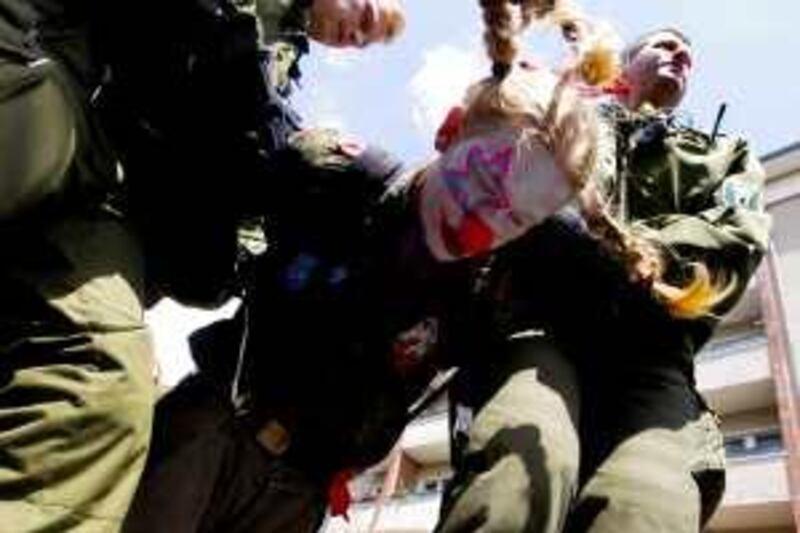 Police detain a protester during an attempt to mass squat the disused inner city Tempelhof airport in Berlin, June 20, 2009.  REUTERS/Thomas Peter (GERMANY POLITICS CONFLICT)