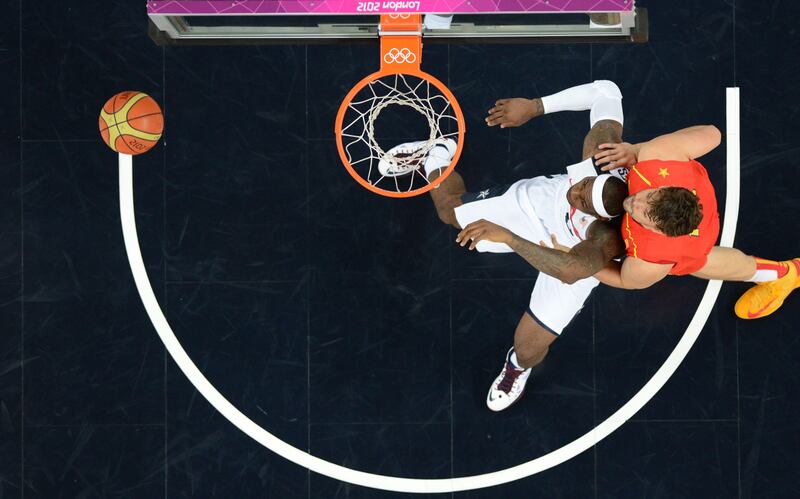 TOPSHOTS
Spanish centre Marc Gasol (R) challenges US forward LeBron James during the London 2012 Olympic Games men's gold medal basketball game between USA and Spain at the North Greenwich Arena in London on August 12, 2012. AFP PHOTO /MARK RALSTON
 *** Local Caption ***  237654-01-08.jpg