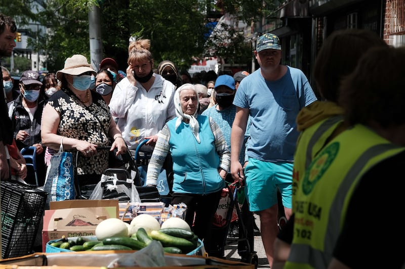 Food and other items are distributed to people, many of whom are recent refugees from Ukraine, at a distribution centre in New York City, May 2022. Getty Images / AFP
