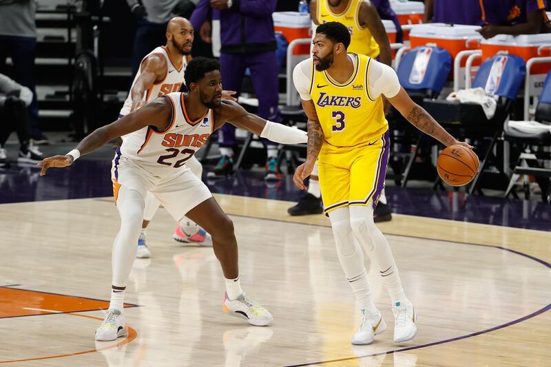 Anthony Davis of the Los Angeles Lakers handles the ball defended by Deandre Ayton of the Phoenix Suns. AFP