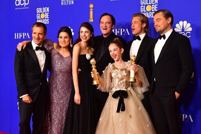 US film director Quentin Tarantino (C), actors US actor Brad Pitt and Leonardo DiCaprio pose with other members of the cast and crew in the press room after winning the award for Best Motion Picture - Musical or Comedy for "Once Upon a Time...in Hollywood" during the 77th annual Golden Globe Awards on January 5, 2020, at The Beverly Hilton hotel in Beverly Hills, California. / AFP / Frederic J. Brown

