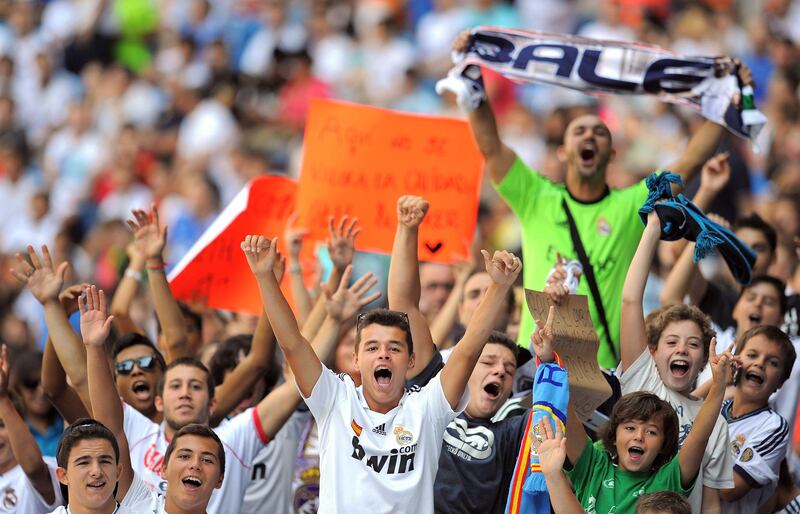 MADRID, SPAIN - SEPTEMBER 02:  Real Madrid fans cheer as the wait for the arrival of Gareth Bale during his official unveiling at estadio Santiago Bernabeu on September 2, 2013 in Madrid, Spain.  (Photo by Denis Doyle/Getty Images) *** Local Caption ***  179347502.jpg