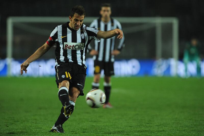 TURIN, ITALY - NOVEMBER 04:  Alessandro Del Piero of Juventus FC shoots during the Uefa Europa League group A match between Juventus FC and FC Red Bull Salzburg at Stadio Olimpico di Torino on November 4, 2010 in Turin, Italy.  (Photo by Valerio Pennicino/Getty Images)