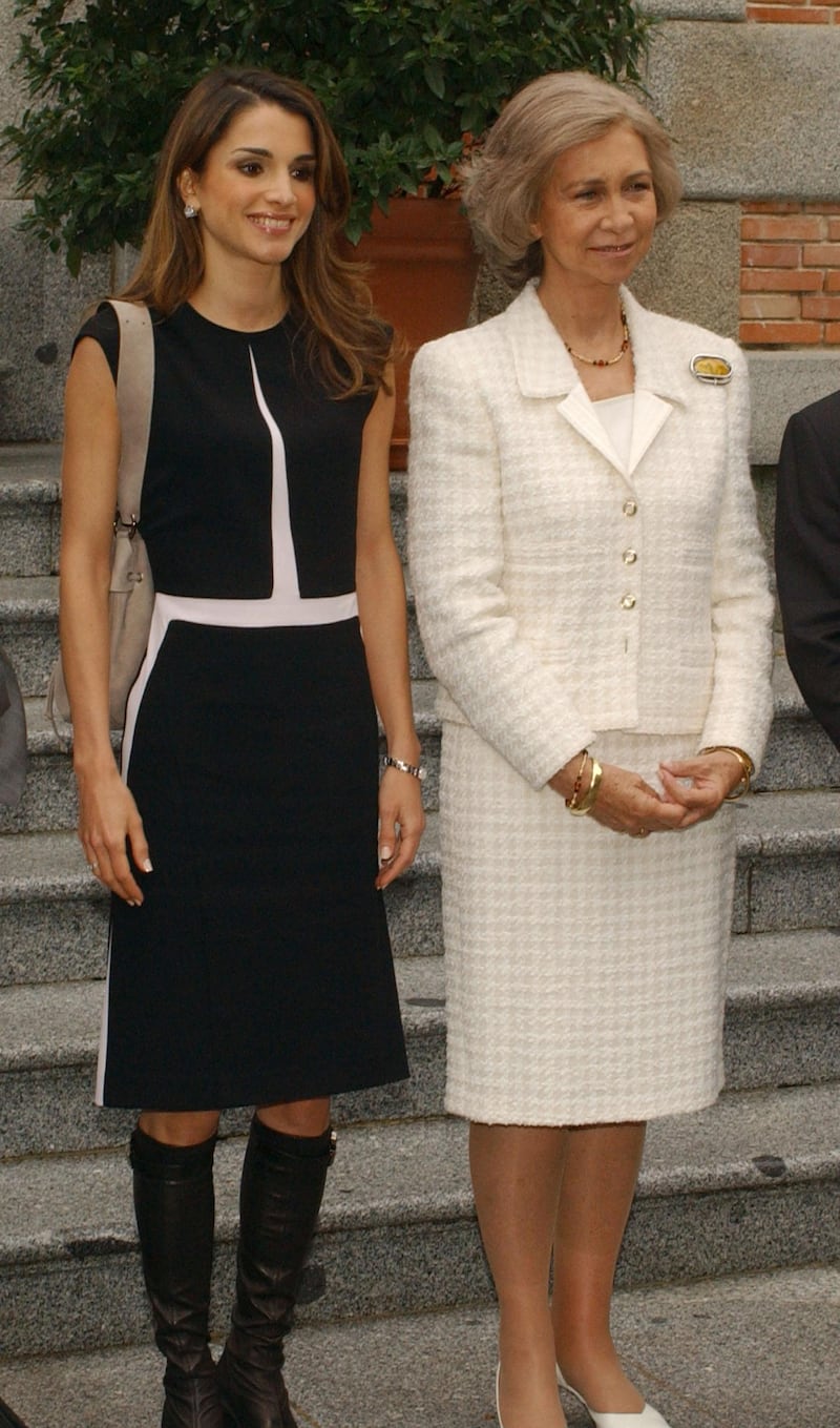 MADRID, SPAIN - SEPTEMBER 30:  Queen Sofia of Spain receives Queen Rania of Jordan (L) at Zarzuela Palace September 30, 2003 in Madrid, Spain.  (Photo by Carlos Alvarez/Getty Images)