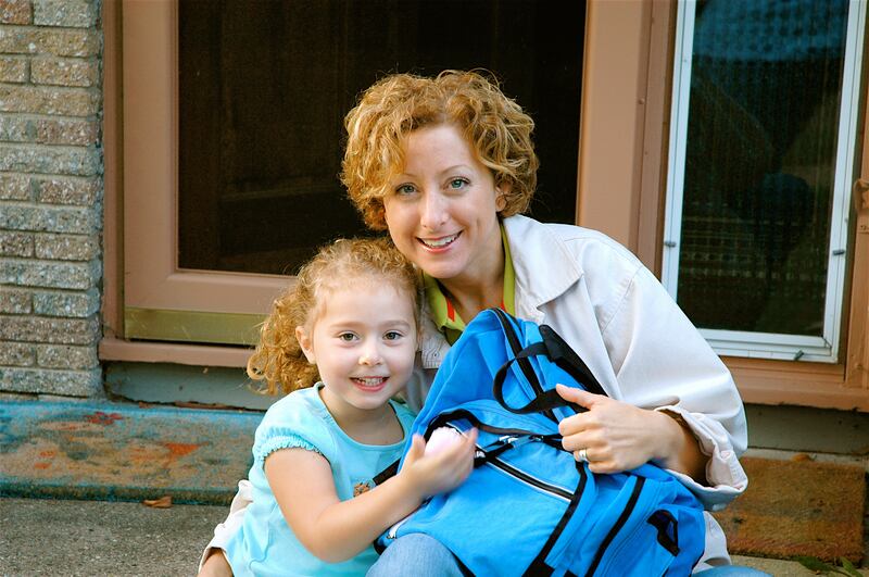 Parents should familiarise young children with their school bags, lunch boxes and water bottles beforehand, for both hygienic and emotional purposes