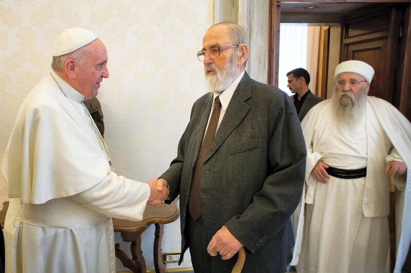 This handout picture released on January 8, 2015 by the Vatican press office shows Pope Francis meeting with Mir Takhsin-Beg (Tahseen Saeed Ali), leader of the Yazidi, today at the Vatican.  AFP PHOTO / OSSERVATORE ROMANO/HO  RESTRICTED TO EDITORIAL USE - MANDATORY CREDIT "AFP PHOTO / OSSERVATORE ROMANO" - NO MARKETING NO ADVERTISING CAMPAIGNS - DISTRIBUTED AS A SERVICE TO CLIENTS (Photo by - / OSSERVATORE ROMANO / AFP)