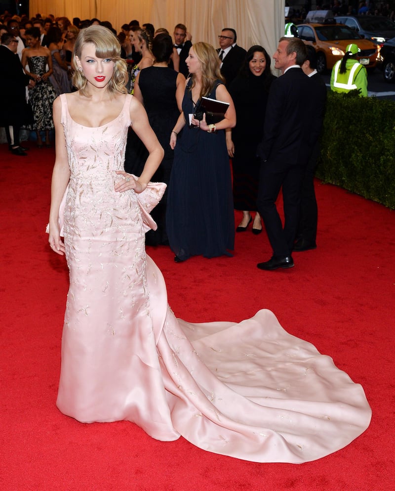 epa04192953 US singer Taylor Swift arrives for the 2014 Anna Wintour Costume Center Gala held at the New York Metropolitan Museum of Art in New York, New York, USA, 05 May 2014. The Costume Institute's new Anna Wintour Costume Center opens on 08 May with the exhibition 'Charles James: Beyond Fashion.'  EPA/JUSTIN LANE