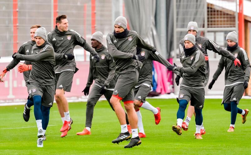 Bayern Munich's players around German defender Mats Hummels warm up during a training session prior the UEFA Champions League Group B match between FC Bayern Munich vs PSG Paris at the training Center in Munich, southern Germany, on December 04, 2017.
 / AFP PHOTO / GUENTER SCHIFFMANN