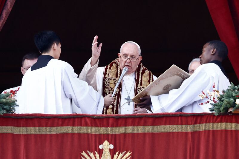 Pope Francis delivers his traditional Christmas Day Urbi et Orbi message to the city and the world from the main balcony of St.  Peter's Basilica at the Vatican, December 25, 2022.  REUTERS / Yara Nardi