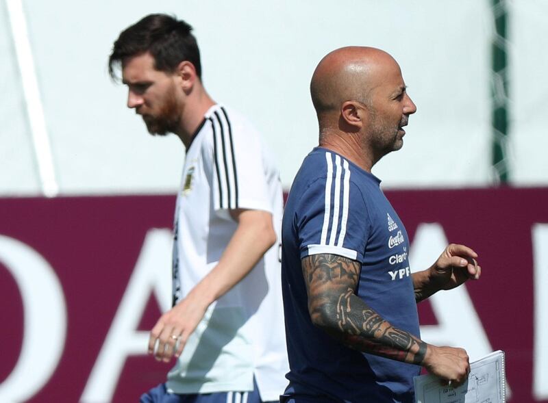 Argentina's coach Jorge Sampaoli and Lionel Messi during training on June 25. Albert Gea / Reuters