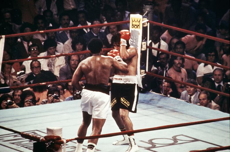 World heavyweight champion Muhammad Ali (L) boxes Urugayan Alfredo Evangelista (R) on May 16, 1977 in Landover, Maryland during their world heavyweight championship match. Evangelista was beaten on points by Ali. (Photo by - / CONSOLIDATED NEWS PICTURES / AFP)