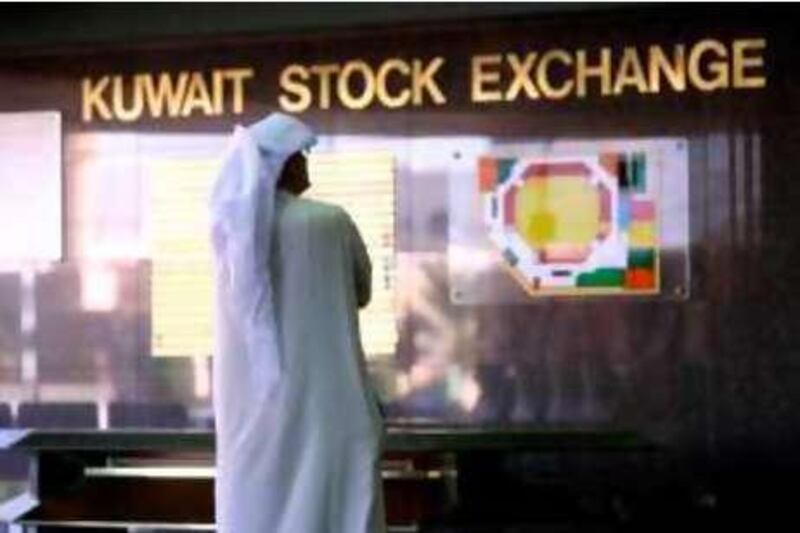 Kuwaiti traders follow the market's movement at the Stock Exchange in Kuwait City on November 24, 2008. The Kuwait Stock Exchange, the second largest in the Arab world, dropped 2.2 percent today to just above 8,600 points as investors were still awaiting for details on a multi-billion-dollar government fund set up to buy stocks. AFP PHOTO/YASSER AL-ZAYYAT *** Local Caption ***  769565-01-08.jpg *** Local Caption ***  769565-01-08.jpg