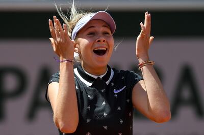 TOPSHOT - Amanda Anisimova of the US celebrates after winning against Romania's Simona Halep at the end of their women's singles quarter-final match on day twelve of The Roland Garros 2019 French Open tennis tournament in Paris on June 6, 2019. / AFP / Christophe ARCHAMBAULT
