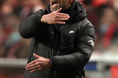 LISBON, PORTUGAL - APRIL 05:  Jurgen Klopp, Manager of Liverpool gives their side instructions during the UEFA Champions League Quarter Final Leg One match between SL Benfica and Liverpool FC at Estadio da Luz on April 05, 2022 in Lisbon, Portugal. (Photo by Julian Finney / Getty Images)