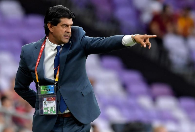 Guadalajara's coach Jose Cardozo speaks to his players during the second round match of the FIFA Club World Cup 2018 football tournament between Japan's Kashima Antlers and Mexico's C.D. Guadalajara at the Hazza Bin Zayed Stadium in Abu Dhabi, the capital of the United Arab Emirates, on December 15, 2018. / AFP / Giuseppe CACACE
