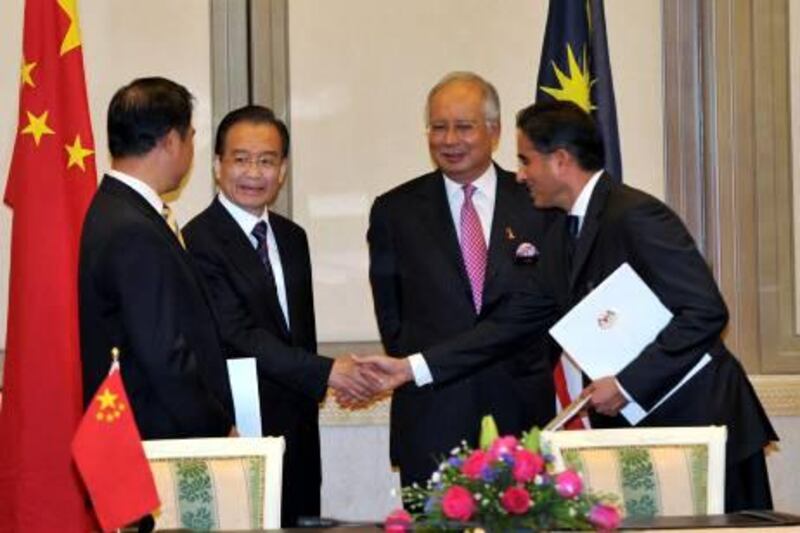 In the presence of Chinese Premier Wen Jiabao (left, back row) and Malaysian Prime Minister Dato’ Sri Najib Razak, Mr Mohamed Alabbar (right) and Mr Zhang Chengzhong of CHINALCO (left) formalise the joint venture agreement between GIIG Holdings Sdn Bhd and CHINALCO to develop a US$1.6 billion aluminium smelting plant in the State of Sarawak in Malaysia.  

Courtesy of ASDA'A Burson-Marsteller
