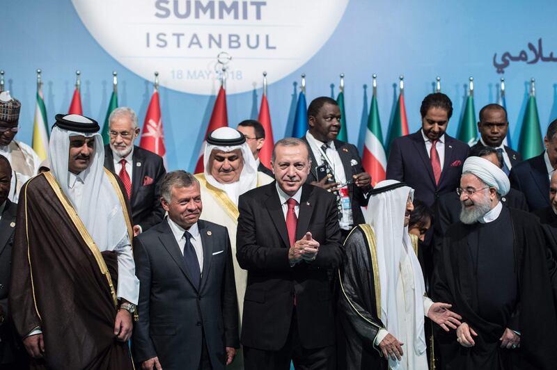 Turkish President Recep Tayyip Erdogan (C), Kuwaiti Emir Sheikh Sabah Al-Ahmad Al-Sabah (2-R), Iranian President Hassan Rouhani (R) and King Abdullah II of Jordan (2-L), pose with other participants for a family photo session at the extraordinary summit of the Organisation of Islamic Cooperation (OIC) in Istanbul, on May 18, 2018. The Organisation of Islamic Cooperation (OIC) held in Istanbul to show solidarity with Palestinian people after deadly clashes held the demostrations against the opening of US Embassy in Jarusalem on 14 May.   / AFP / Yasin AKGUL
